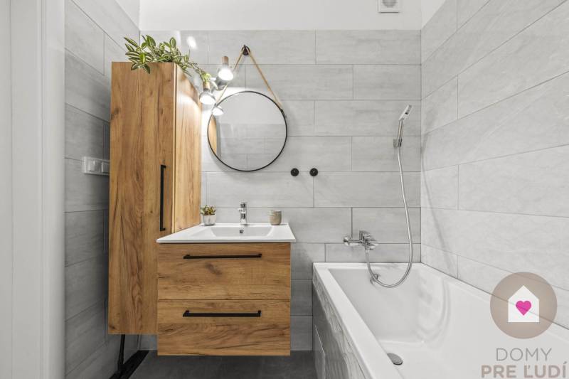 Prenájom moderného 2i bytu v novostavbe s parkovacím státím, klimatizáciou a slnečnou terasou v Jarovciach_kúpeľňa