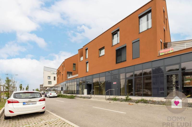 Prenájom moderného 2i bytu v novostavbe s parkovacím státím, klimatizáciou a slnečnou terasou v Jarovciach_bytový dom