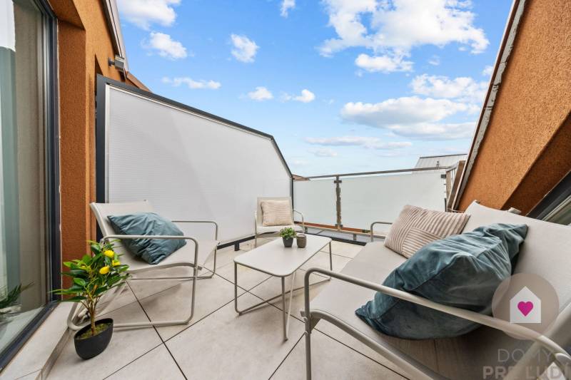 Prenájom moderného 2i bytu v novostavbe s parkovacím státím, klimatizáciou a slnečnou terasou v Jarovciach_terasa