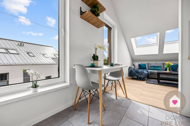 Prenájom moderného 2i bytu v novostavbe s parkovacím státím, klimatizáciou a slnečnou terasou v Jarovciach_kuchyňa s obývačkou