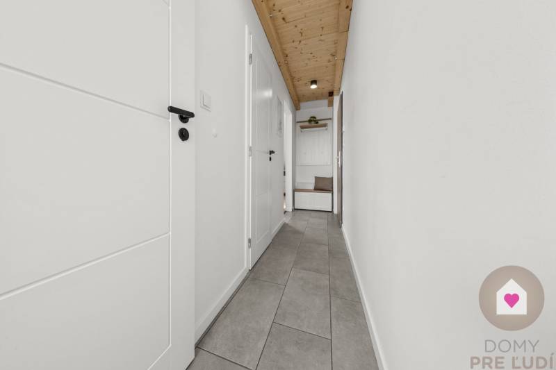 Prenájom moderného 2i bytu v novostavbe s parkovacím státím, klimatizáciou a slnečnou terasou v Jarovciach_chodba a úložný priestor