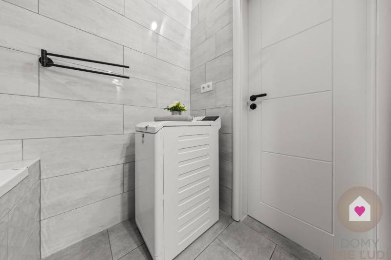 Prenájom moderného 2i bytu v novostavbe s parkovacím státím, klimatizáciou a slnečnou terasou v Jarovciach_kúpeľňa