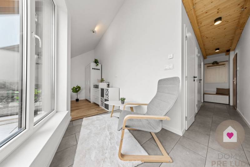 Prenájom moderného 2i bytu v novostavbe s parkovacím státím, klimatizáciou a slnečnou terasou v Jarovciach_chodba