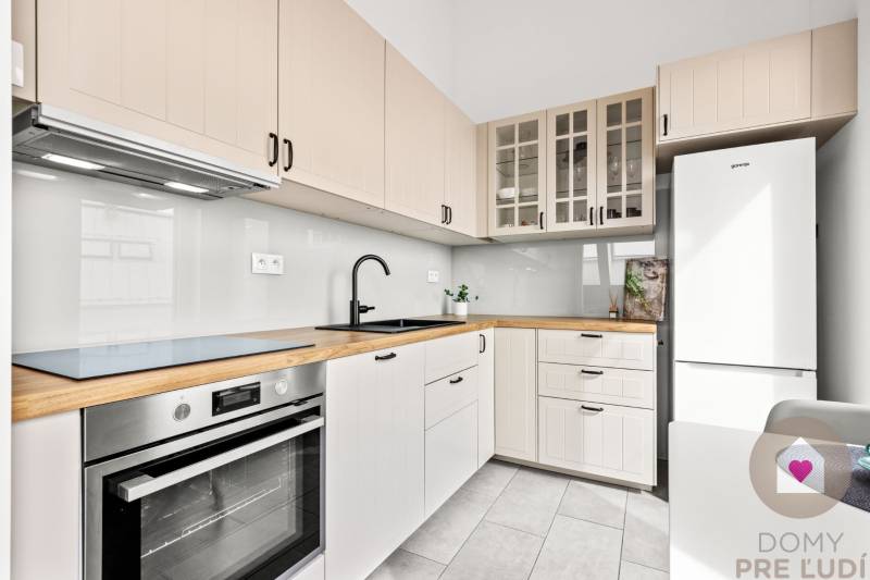 Prenájom moderného 2i bytu v novostavbe s parkovacím státím, klimatizáciou a slnečnou terasou v Jarovciach_kuchyňa