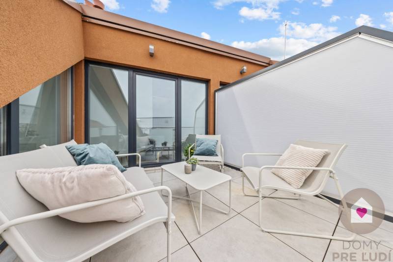 Prenájom moderného 2i bytu v novostavbe s parkovacím státím, klimatizáciou a slnečnou terasou v Jarovciach_terasa