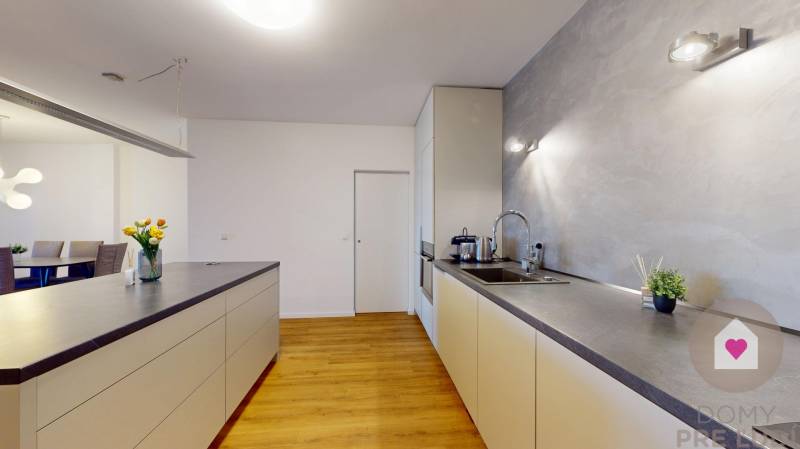 Predaj veľkometrážneho moderného bytu s terasou a parkingom v uzavretom komplexe na Tupého ul. pri Kolibe