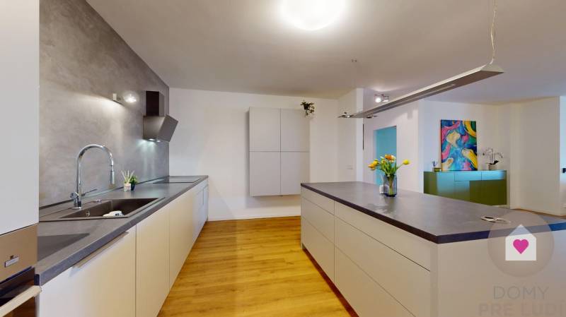 Predaj veľkometrážneho moderného bytu s terasou a parkingom v uzavretom komplexe na Tupého ul. pri Kolibe