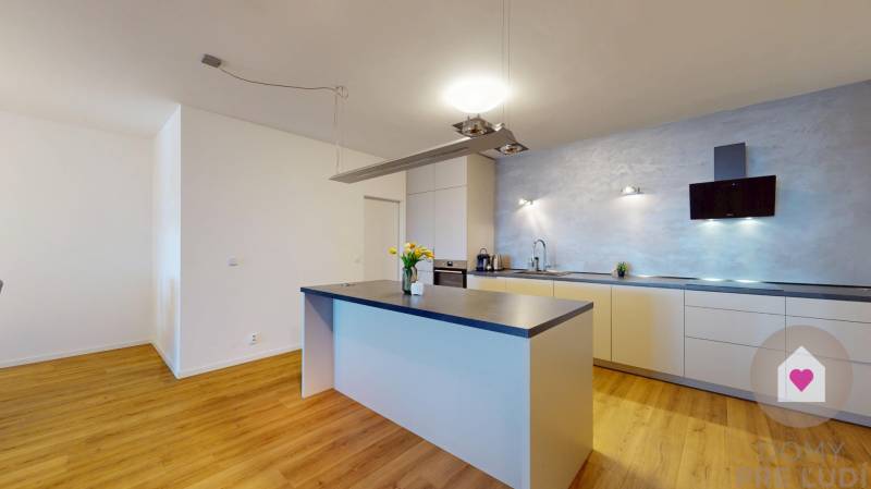 Predaj veľkometrážneho moderného bytu s terasou a parkingom v uzavretom komplexe na Tupého ul. pri Kolibe