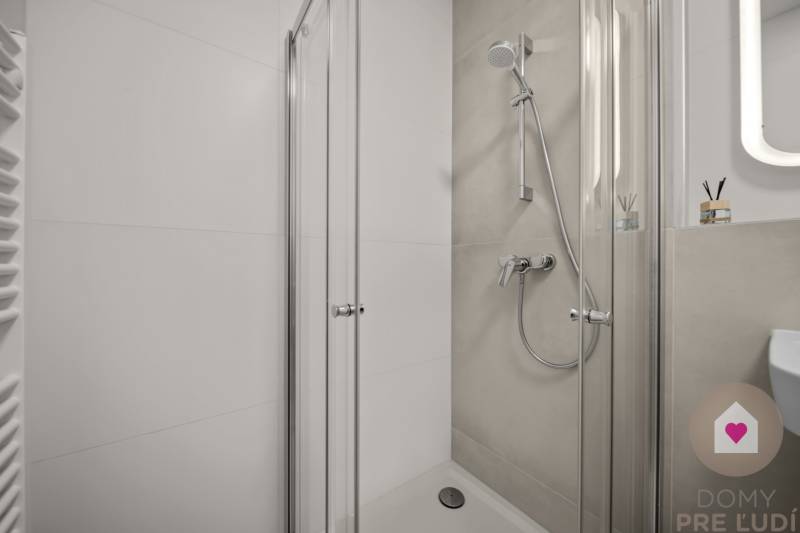 Predaj moderného 2i bytu v novostavbe s lodžiou, pivnicou a garážovým parkovacím státim v novostavbe na Baazovej ulici pri OC Nivy