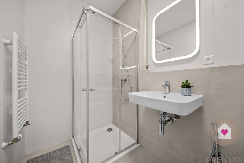 Predaj moderného 2i bytu v novostavbe s lodžiou, pivnicou a garážovým parkovacím státim v novostavbe na Baazovej ulici pri OC Nivy