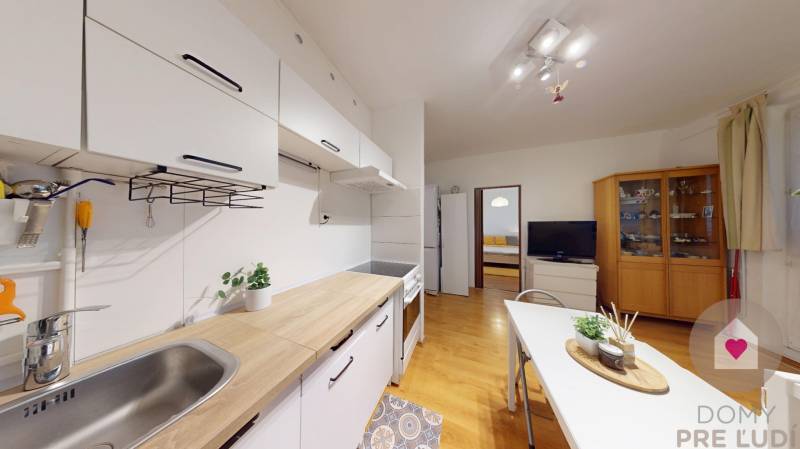 Prenájom zariadenej 2garsónky s klimatizáciou a lodžiou len 5 min od jazera Draždiak_Znievska ul. Petržalka