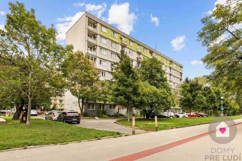 Prenájom prerobeného 1i bytu s balkónom a pivnicou v skvelej lokalite na Exnárovej ul. v Ružinove