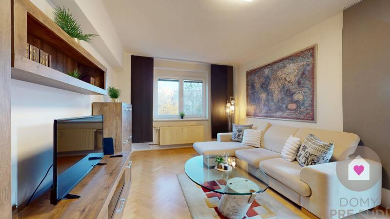 Prenájom kompletne zariadeného 2i bytu s oddelenou kuchyňou, 2 balkónmi a pivnicou na Krížnej ul. v Starom Meste