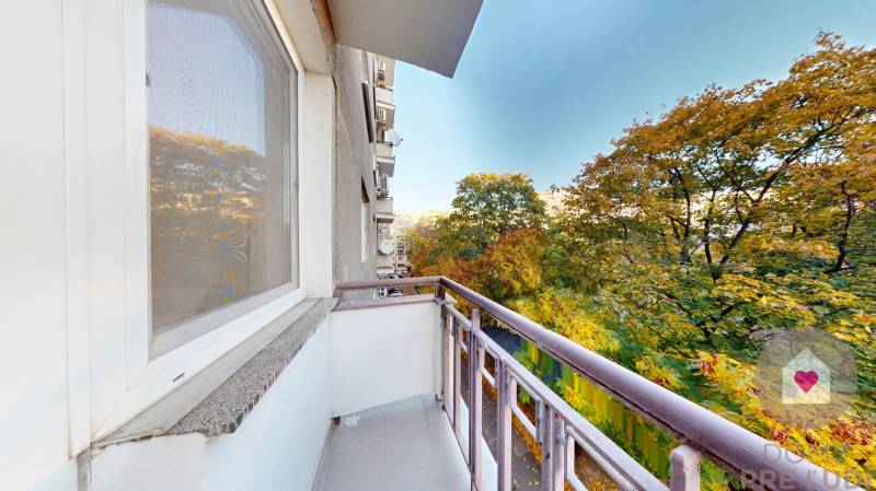 Prenájom kompletne zariadeného 2i bytu s oddelenou kuchyňou, 2 balkónmi a pivnicou na Krížnej ul. v Starom Meste