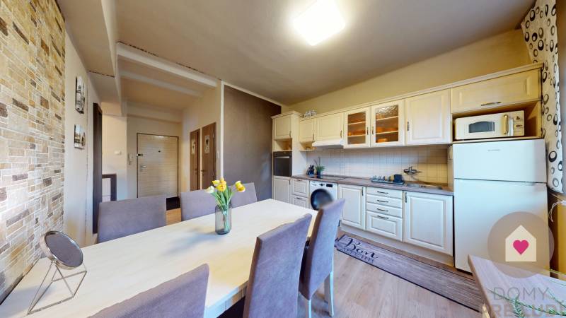 Prenájom kompletne zariadeného 2i bytu s oddelenou kuchyňou, 2 balkónmi a pivnicou na Krížnej ul. v Starom Meste