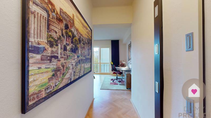 Prenájom kompletne zariadeného 2i bytu s oddelenou kuchyňou, 2 balkónmi a pivnicou na Krížnej ul. v Starom Meste