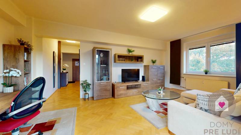 Prenájom kompletne zariadeného 2i bytu s oddelenou kuchyňou, 2 balkónmi a pivnicou na Krížnej ul. v Starom Meste