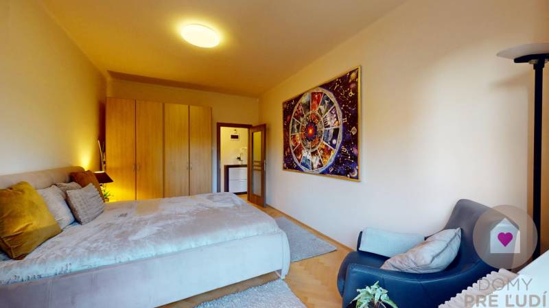 Prenájom kompletne zariadeného 2i bytu s oddelenou kuchyňou, 2 balkónmi a pivnicou na Krížnej ul. v Starom Meste