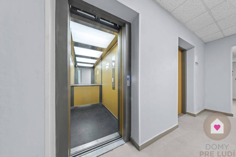 Predaj priestranného, zariadeného 2i bytu s lodžiou, oddelnou kychyňou a vonkajším pakovacím státím_Ružinov_Vlčie hrdlo