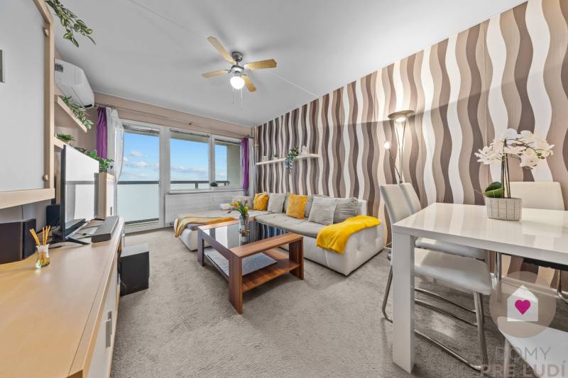 Predaj priestranného, zariadeného 2i bytu s lodžiou, oddelnou kychyňou a vonkajším pakovacím státím_Ružinov_Vlčie hrdlo