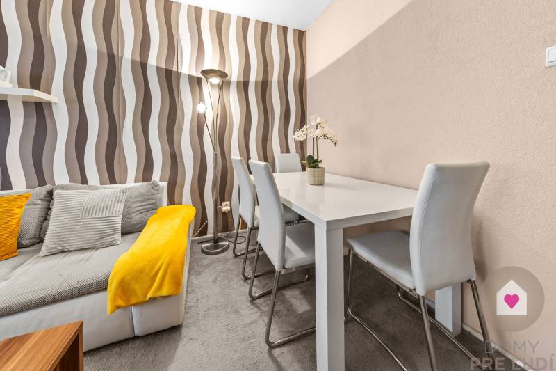 Predaj priestranného, zariadeného 2i bytu s lodžiou, oddelnou kychyňou a vonkajším pakovacím státím_Ružinov_Vlčie hrdlo