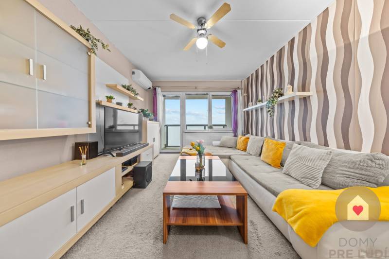 Predaj priestranného, zariadeného 2i bytu s lodžiou, oddelnou kychyňou a vonkajším pakovacím státím_Ružinov_Vlčie hrdlo