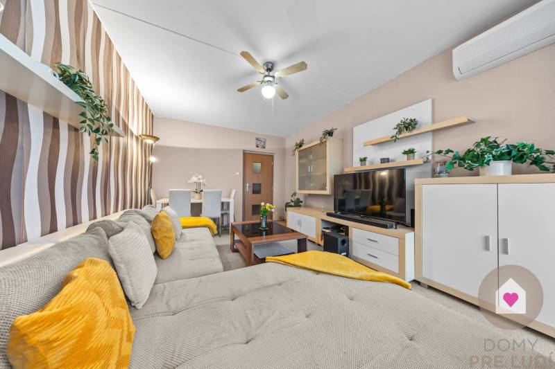 Predaj priestranného, zariadeného 2i bytu s lodžiou, oddelnou kychyňou a vonkajším pakovacím státím_Ružinov_Vlčie hrdlo