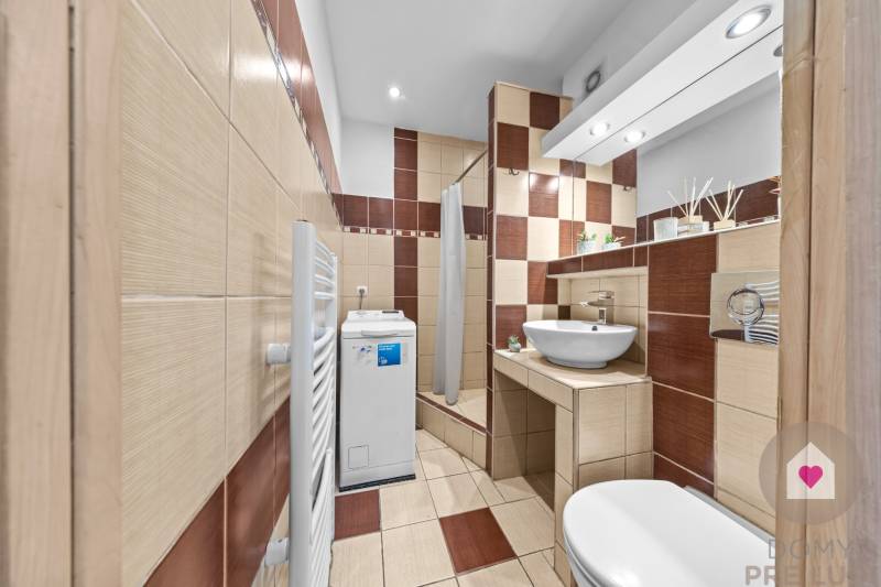 Predaj priestranného, zariadeného 2i bytu s lodžiou, oddelnou kychyňou a vonkajším pakovacím státím_Ružinov_Vlčie hrdlo