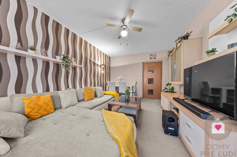 Predaj priestranného, zariadeného 2i bytu s lodžiou, oddelnou kychyňou a vonkajším pakovacím státím_Ružinov_Vlčie hrdlo