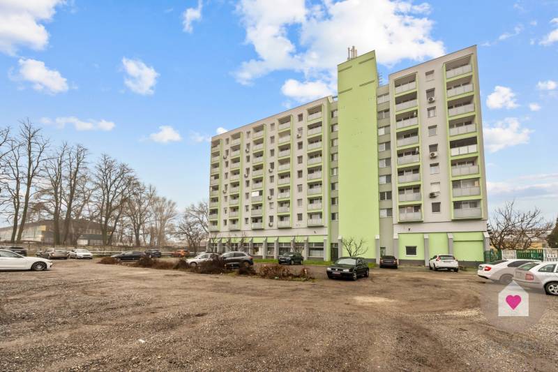 Predaj priestranného, zariadeného 2i bytu s lodžiou, oddelnou kychyňou a vonkajším pakovacím státím_Ružinov_Vlčie hrdlo