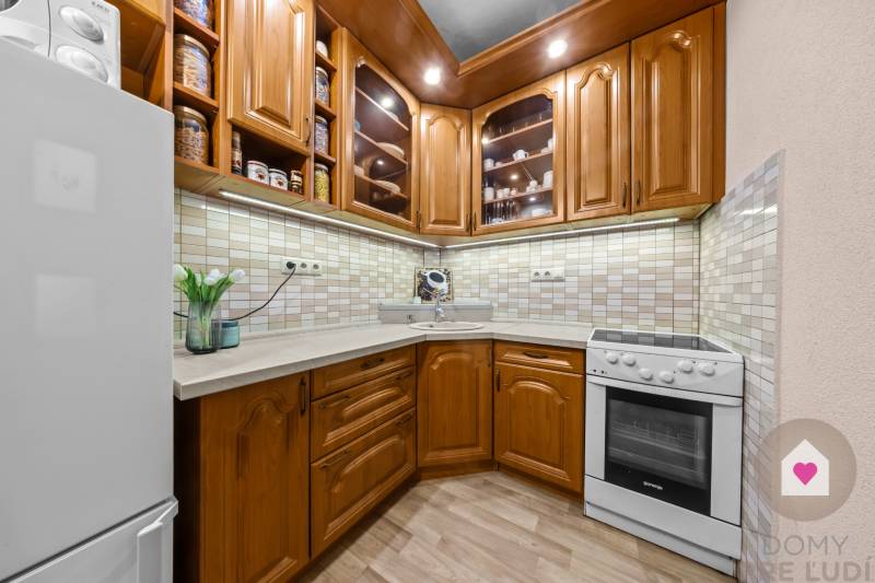 Predaj priestranného, zariadeného 2i bytu s lodžiou, oddelnou kychyňou a vonkajším pakovacím státím_Ružinov_Vlčie hrdlo