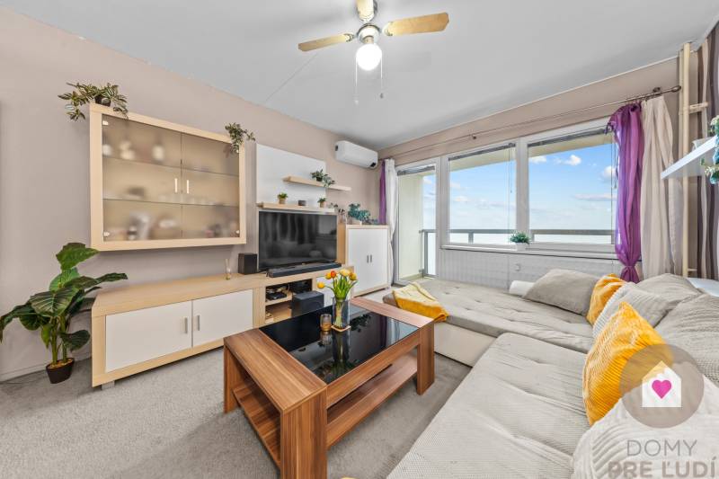 Predaj priestranného, zariadeného 2i bytu s lodžiou, oddelnou kychyňou a vonkajším pakovacím státím_Ružinov_Vlčie hrdlo