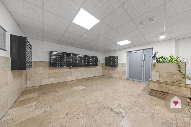 Predaj priestranného, zariadeného 2i bytu s lodžiou, oddelnou kychyňou a vonkajším pakovacím státím_Ružinov_Vlčie hrdlo