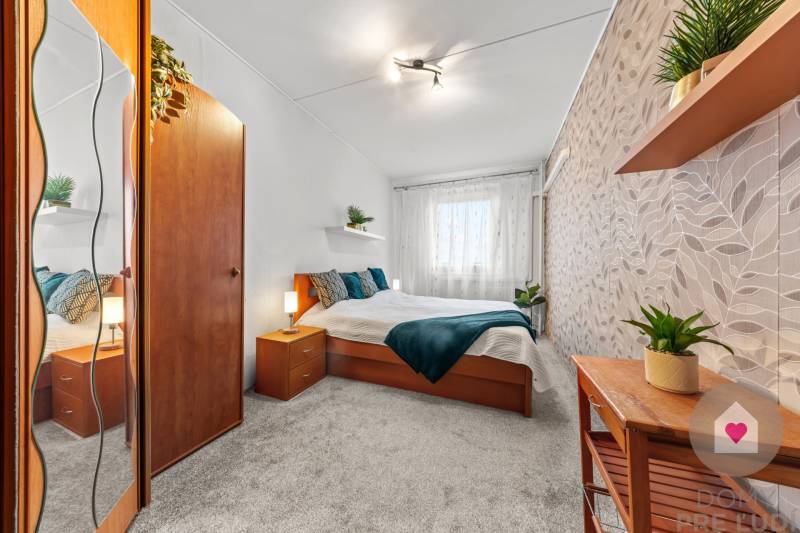 Predaj priestranného, zariadeného 2i bytu s lodžiou, oddelnou kychyňou a vonkajším pakovacím státím_Ružinov_Vlčie hrdlo