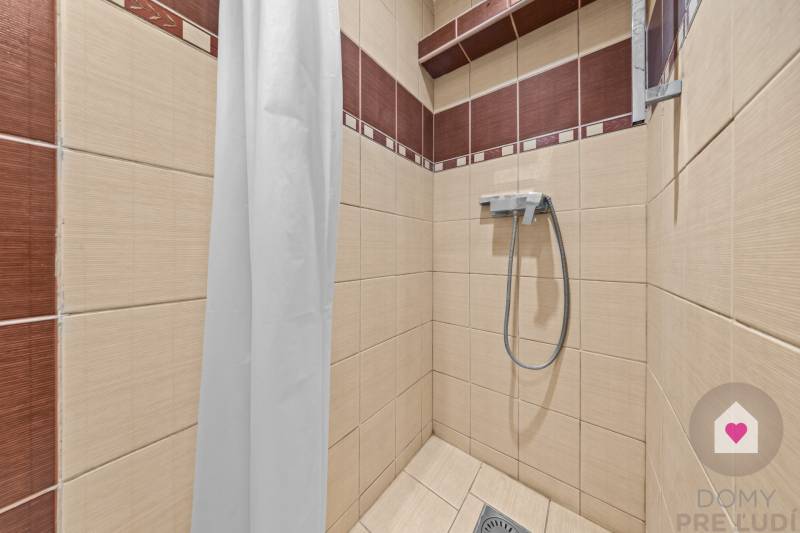 Predaj priestranného, zariadeného 2i bytu s lodžiou, oddelnou kychyňou a vonkajším pakovacím státím_Ružinov_Vlčie hrdlo