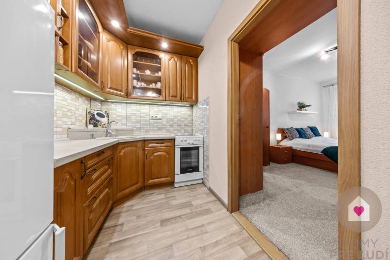 Predaj priestranného, zariadeného 2i bytu s lodžiou, oddelnou kychyňou a vonkajším pakovacím státím_Ružinov_Vlčie hrdlo