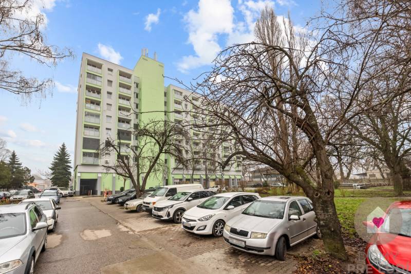 Predaj priestranného, zariadeného 2i bytu s lodžiou, oddelnou kychyňou a vonkajším pakovacím státím_Ružinov_Vlčie hrdlo