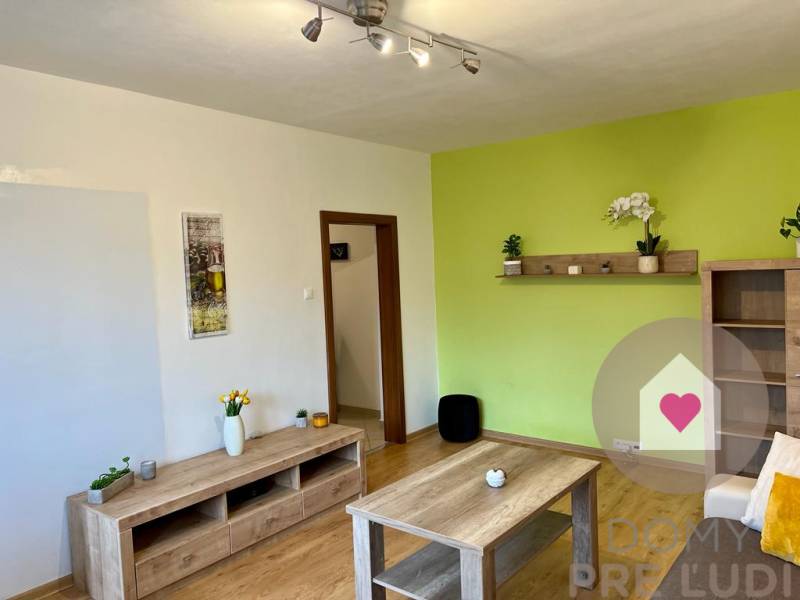 nezabudkova prenajom 3i byt - obyvacka stena.jpg