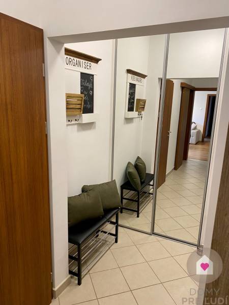 nezabudkova prenajom 3i byt - vstupna chodba 1.JPEG