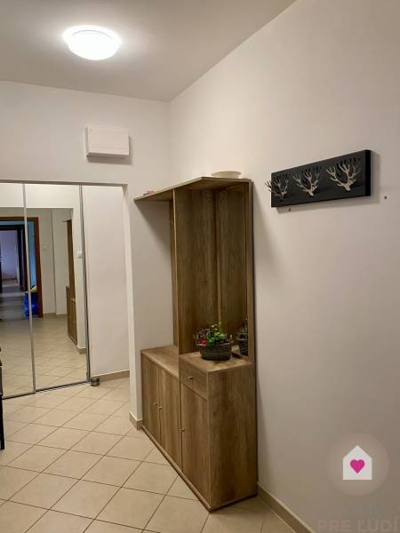 nezabudkova prenajom 3i byt - vstupna chodba.JPEG