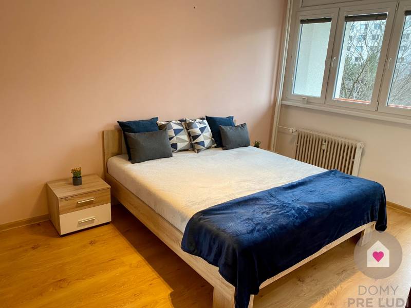 nezabudkova prenajom 3i byt - spalna postel.JPEG