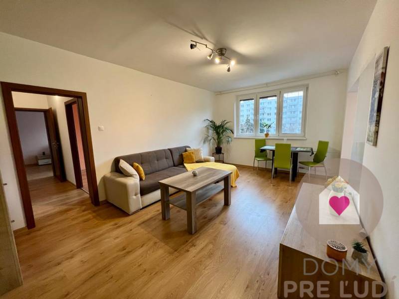 nezabudkova prenajom 3i byt - obyvacka cela izba.jpg