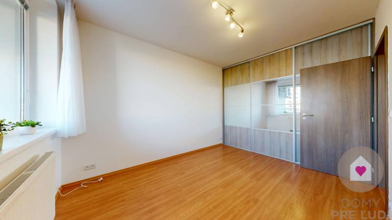 Prenájom priestranného 2i bytu s balkónom a parkingom v garáži _novostavba _Budatínska ul._Petržalka