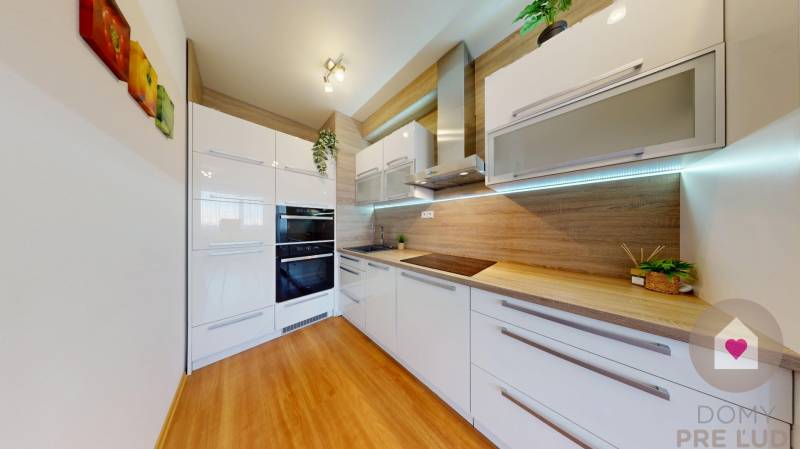 Prenájom priestranného 2i bytu s balkónom a parkingom v garáži _novostavba _Budatínska ul._Petržalka