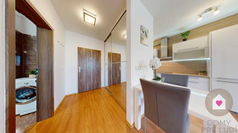 Prenájom priestranného 2i bytu s balkónom a parkingom v garáži _novostavba _Budatínska ul._Petržalka