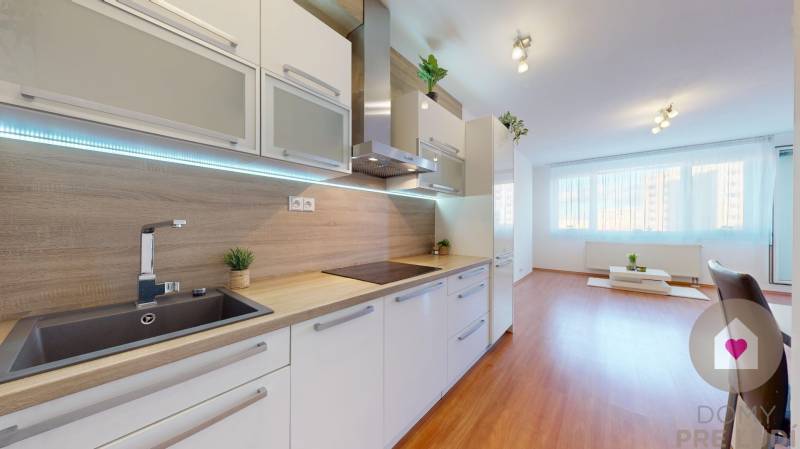 Prenájom priestranného 2i bytu s balkónom a parkingom v garáži _novostavba _Budatínska ul._Petržalka