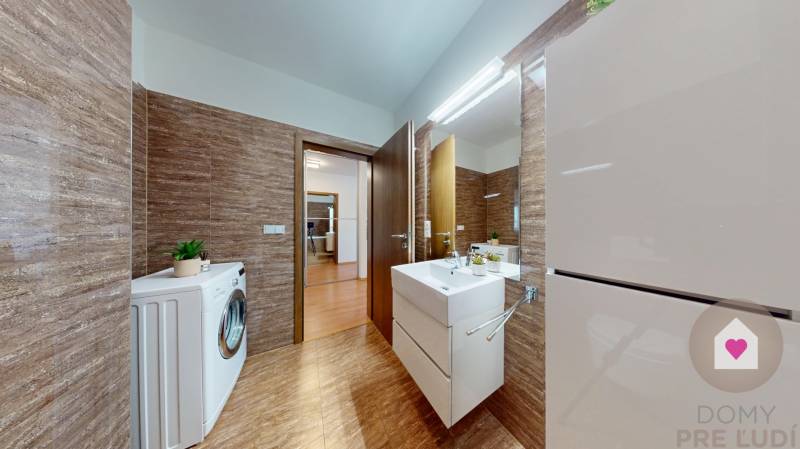 Prenájom priestranného 2i bytu s balkónom a parkingom v garáži _novostavba _Budatínska ul._Petržalka