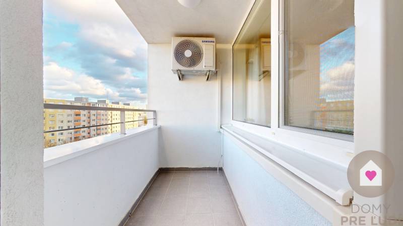 Prenájom priestranného 2i bytu s balkónom a parkingom v garáži _novostavba _Budatínska ul._Petržalka