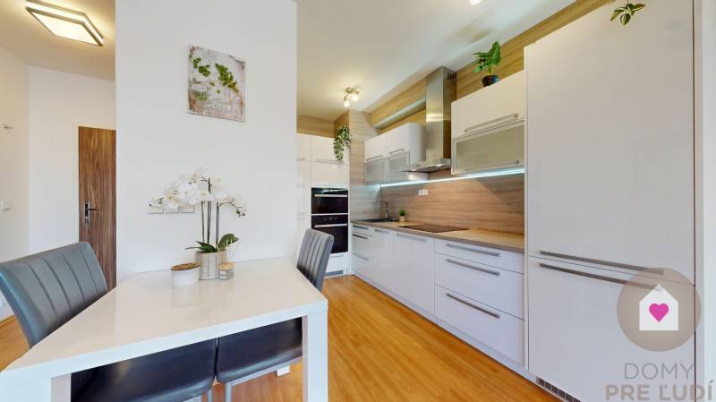 Prenájom priestranného 2i bytu s balkónom a parkingom v garáži _novostavba _Budatínska ul._Petržalka