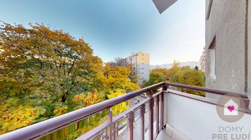 Prenájom kompletne zariadeného 2i bytu s oddelenou kuchyňou, 2 balkónmi a pivnicou na Krížnej ul. v Starom Meste